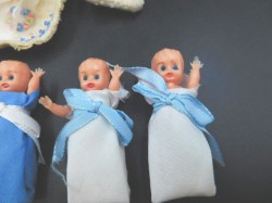 lot 8 baby dolls blanket d